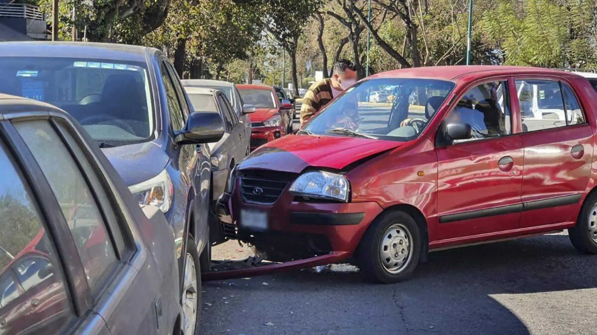 Choca contra auto estacionado en Xalapa